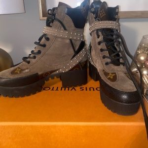 LAUREATE PLATFORM DESERT BOOT WITH STRAP